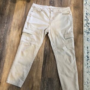 CLOSET CLOSING!☹️ Khaki cargo cropped pants.